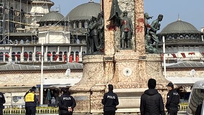 Taksim'deki Cumhuriyet Anıtı'na kırmızı boya!