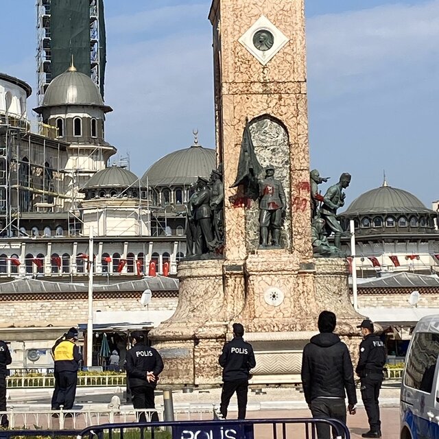 Taksim'deki Cumhuriyet Anıtı'na kırmızı boya!