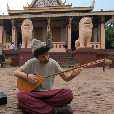 Bağlama sevdalısı salgına tapınakta yakalandı