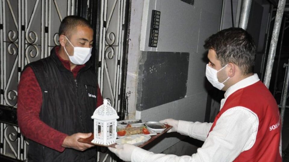 Tunceli'de 'Vefalı eller'den yaşlılara sahur ikramı