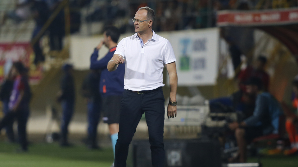 "Futbolcular ve antrenörler fedakarlık yapmalı"