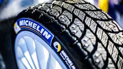 Ambulanslara lastik bağışı yaptı