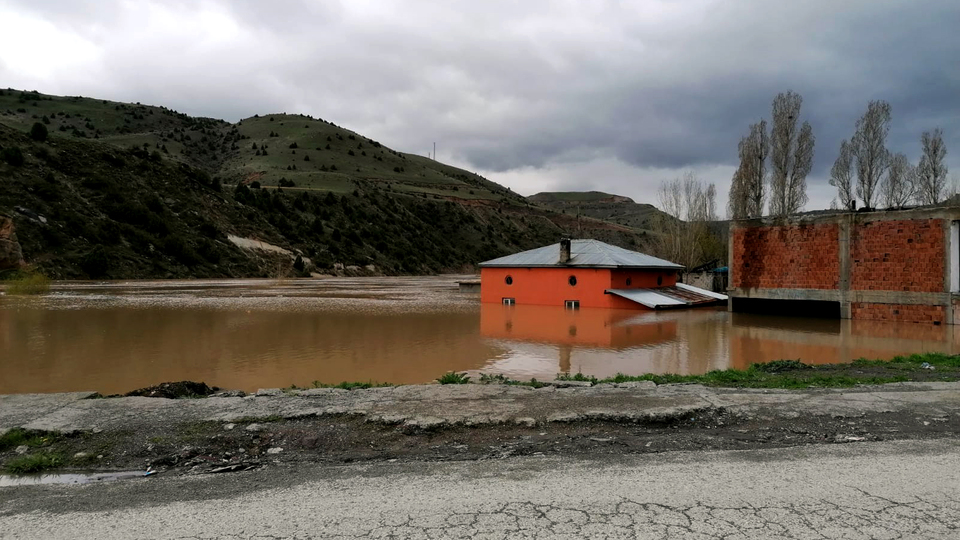 Karakurt barajında mezarlık ve tapu tartışması