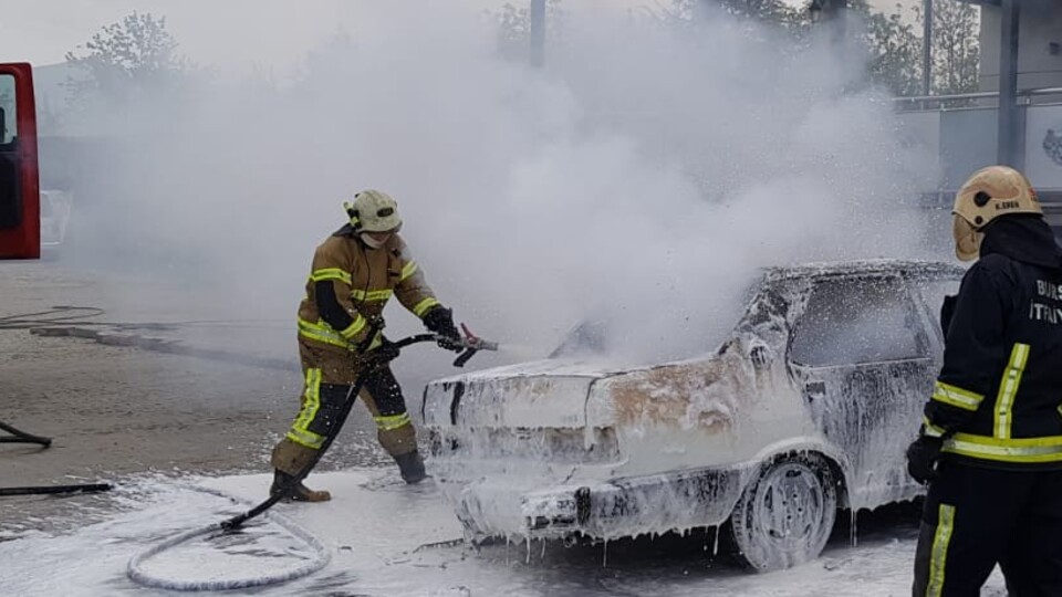 Park halindeki araçta korkunç yangın: Bir çocuk yaralandı!