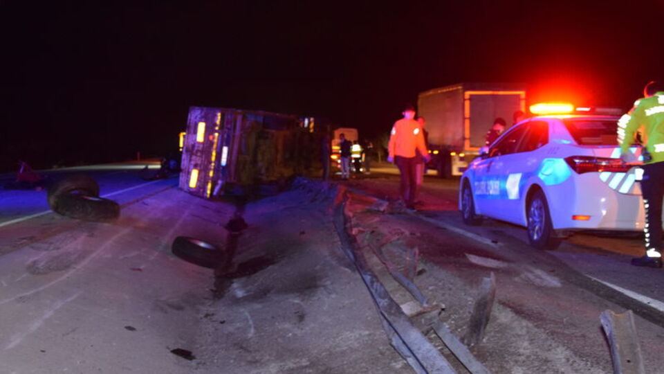 Konya'da feci kaza! TIR ata çarparak devrildi