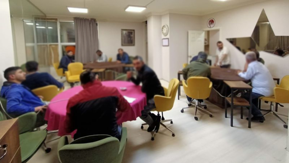 Ruhsatsız iş yerine kumar baskını