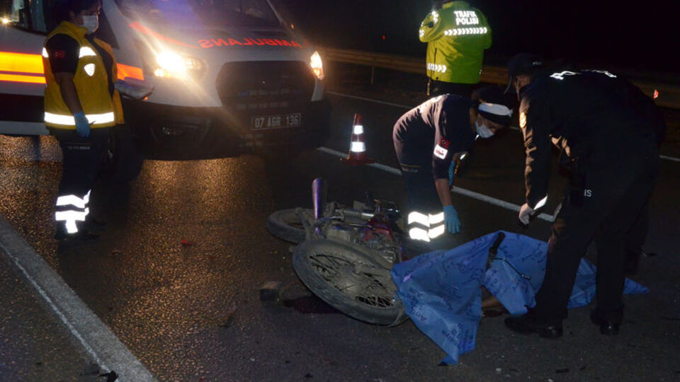 Feci kaza kamerada! Kamyona çarpıp can verdi!