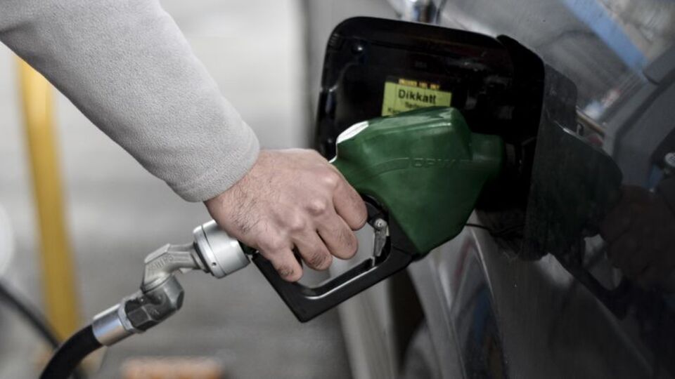 Benzine zam! Bu gece yarısından geçerli