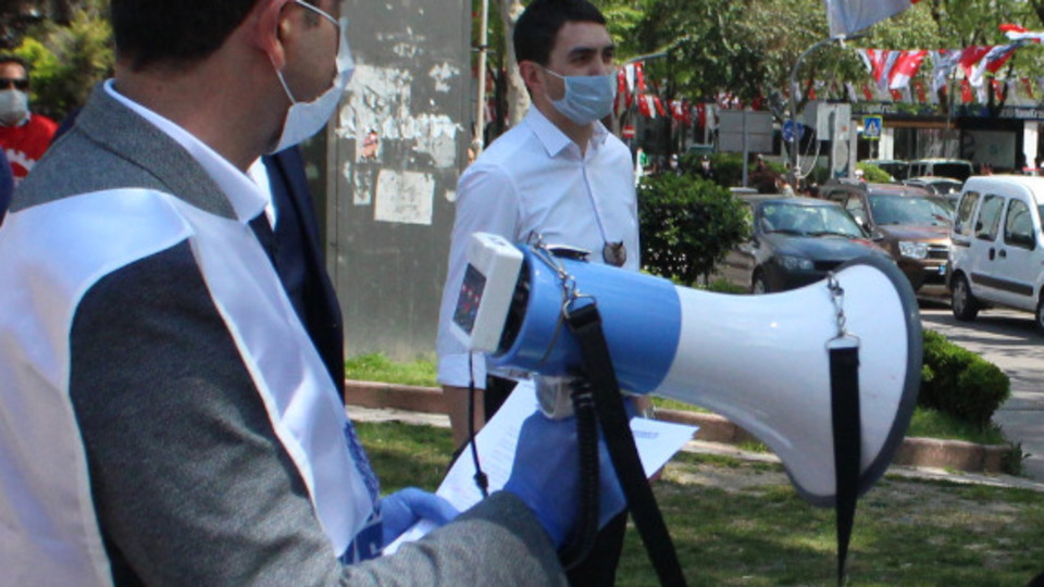 Polis eylem alanına girip sosyal mesafeyi ayarladı