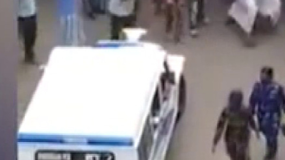 Hindistan'da vatandaşlar polisi kovaladı!