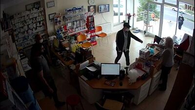 Eczaneye bıçaklı soygun