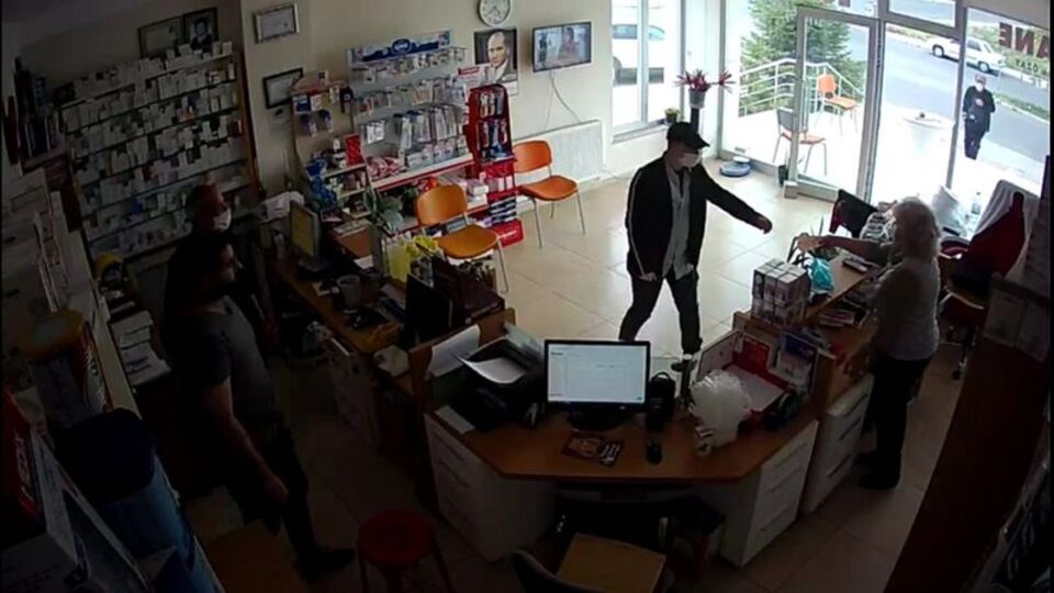 Eczaneye bıçaklı soygun