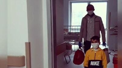 Koronavirüsü yenen baba ve oğlu taburcu edildi