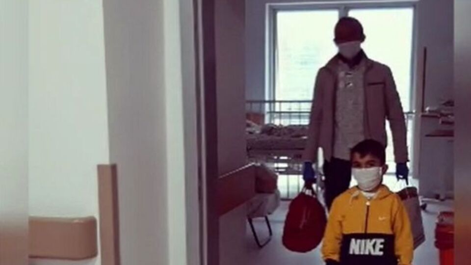 Koronavirüsü yenen baba ve oğlu taburcu edildi