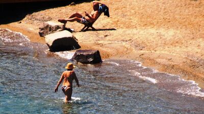 Yasağa aldırmadan denize girdiler