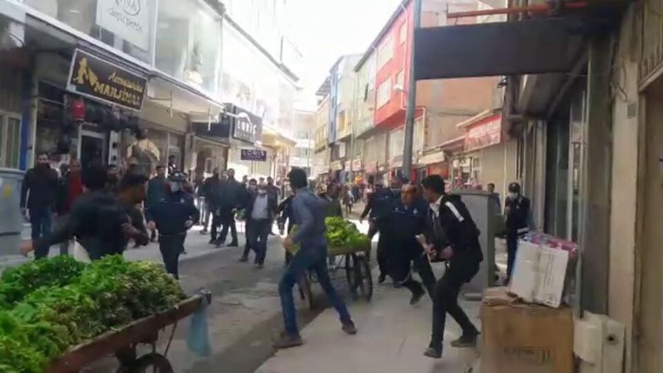 Ağrı'da zabıta ile seyyar satıcı arasında kavga!