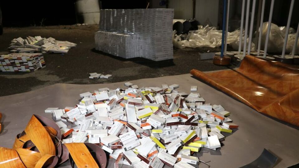 TIR'da binlerce paket kaçak sigara ele geçirildi