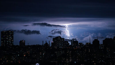 Şimşekler geceyi aydınlattı