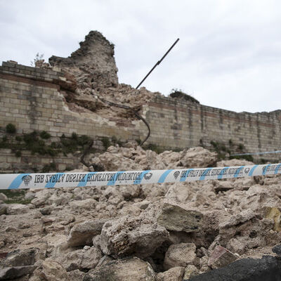 İstanbul'da tarihi surlarda çökme!