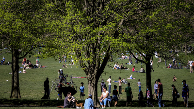 New Yorklular salgına rağmen parklara koştu!