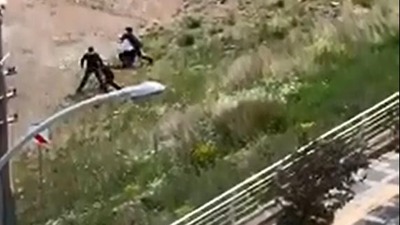 Kısıtlamaya uymayıp polise saldırdılar!