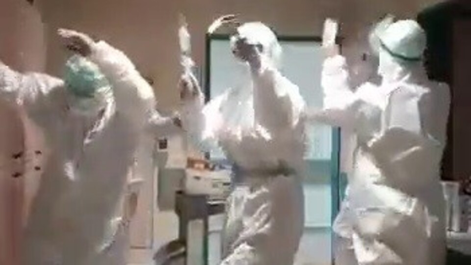 Zafer sevinci! Sağlıkçılardan duygulandıran görüntü!