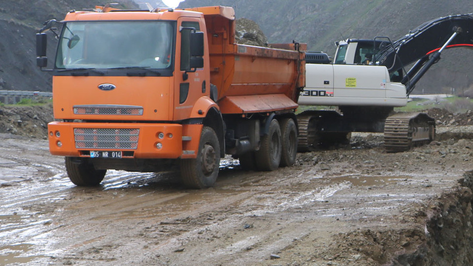 Yüksekova'da heyelan esareti!