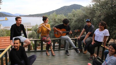 Ülkelerine dönememişlerdi! Bakın şimdi ne yapıyorlar!