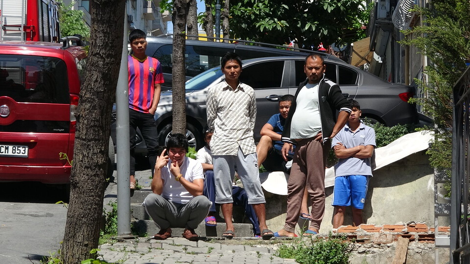 Salgını unutup yangını böyle izlediler!