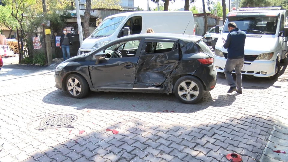 Polisi gören 'torbacı' 3 araca çarparak kaçtı!