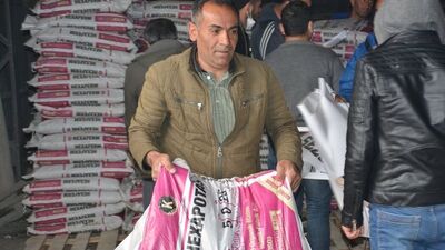 İş insanından çiftçilere gübre desteği