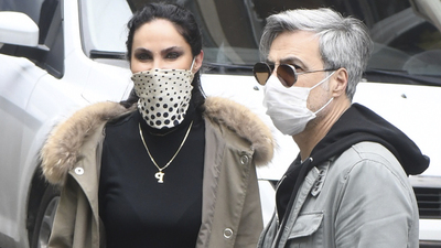 Sevgilisiyle yürüyüşte