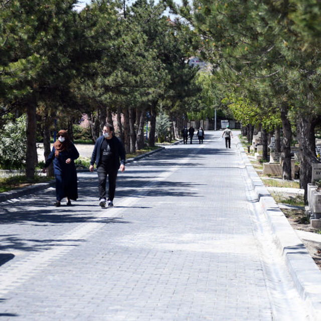 Başkent'te mezarlıklar ziyarete açıldı