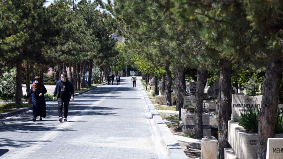 Başkent'te mezarlıklar ziyarete açıldı