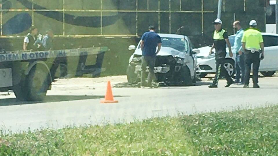 Ambulans ile otomobil çarpıştı: 3 yaralı!