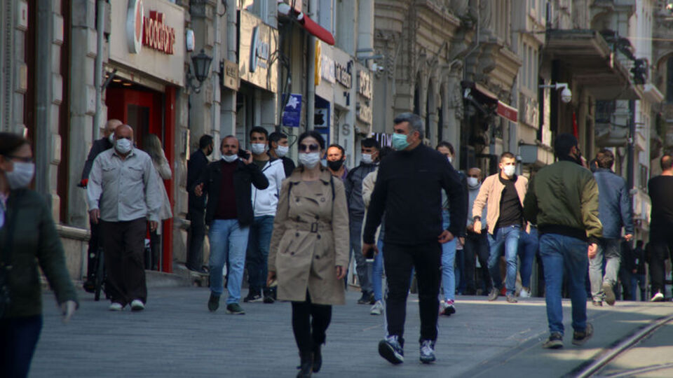 Beyoğlu'nda maskesiz dolaşanlara ceza