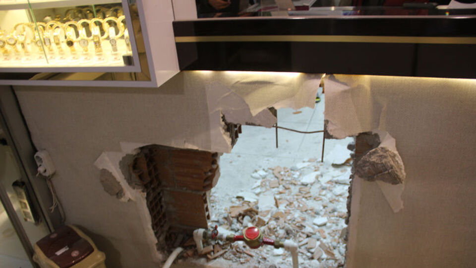 Şoke eden soygun! Berberden girdiler!