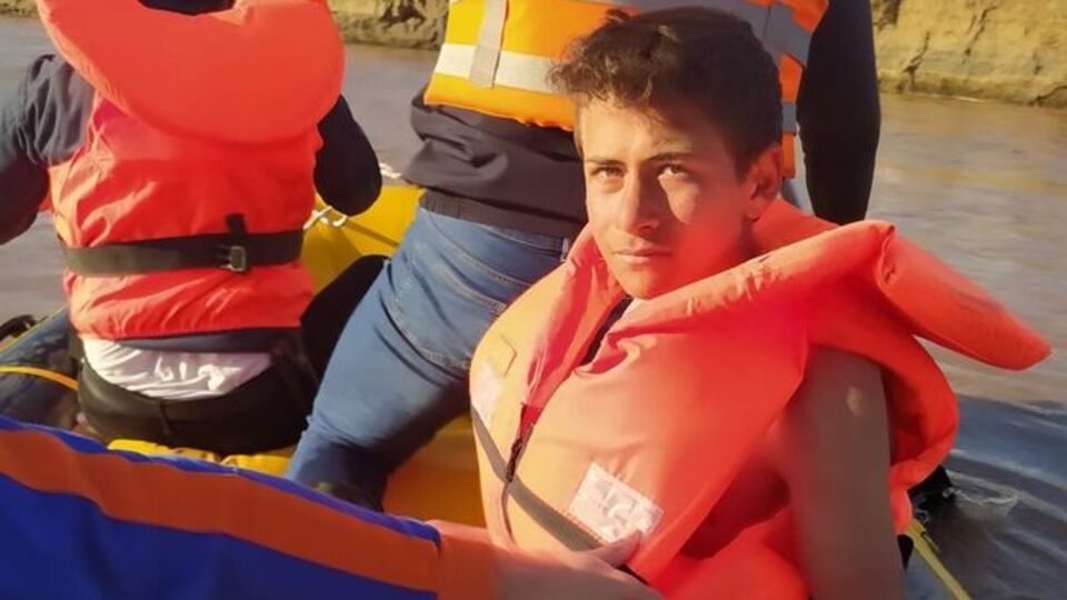 Nefesler tutuldu! Nehrin ortasında kaldı!