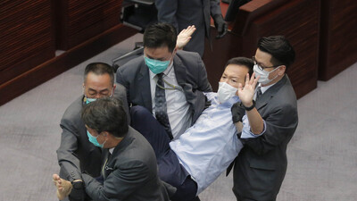 Sosyal mesafe unutuldu: Hong Kong meclisinde arbede!