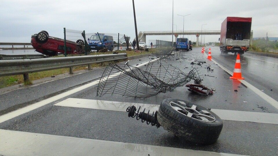 Otomobil takla attı, ortalık savaş alanına döndü!