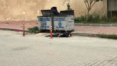 Çöp konteynerinin önünde korkutan görüntü!