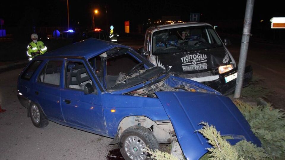 Otomobil kamyonetle çarpıştı: 1 ölü, 4 yaralı