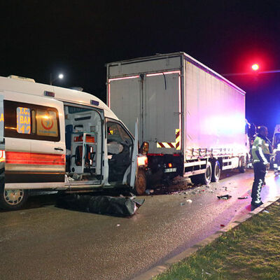 Hasta taşıyan ambulans TIR'a çarptı: 1 ölü, 3 yaralı