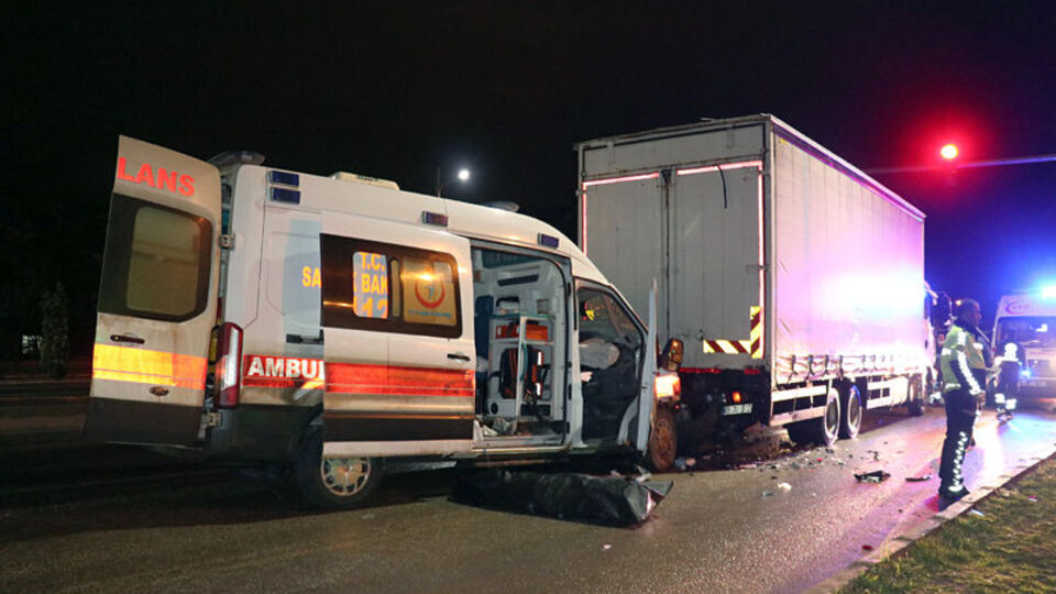 Hasta taşıyan ambulans TIR'a çarptı: 1 ölü, 3 yaralı