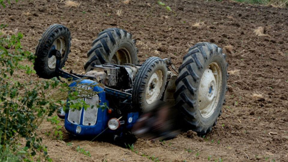 İzmir'de traktör devrildi: 1 ölü