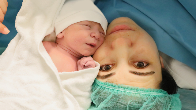 Bebeklere ilk altın Ak Sigorta'dan