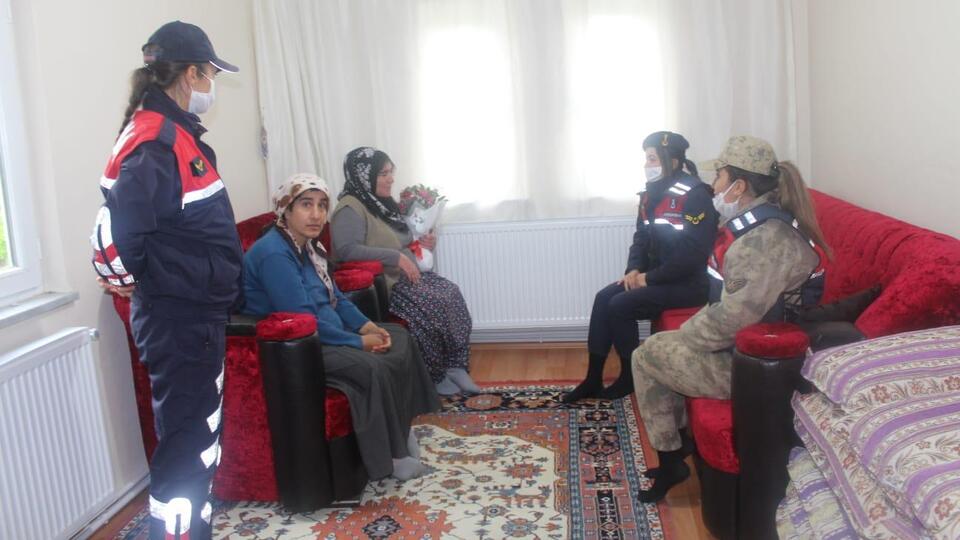 Şehit annesine jandarmadan çiçek