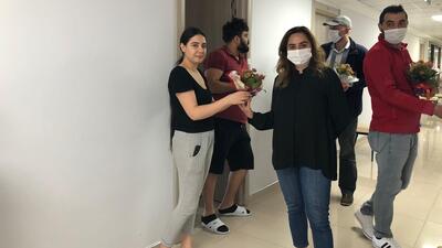 Karantinadaki annelerin 'Anneler Günü' kutlandı