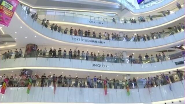 Hong Kong hükümetine alışveriş merkezlerinde protesto!