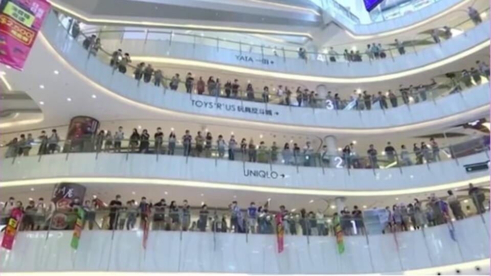 Hong Kong hükümetine alışveriş merkezlerinde protesto!